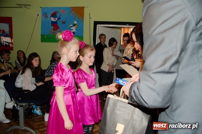 Zdjęcie w galerii na portalu naszraciborz.pl: W Młodzieżowym Domu Kultury śpiewali po niemiecku wiadomości z regionu