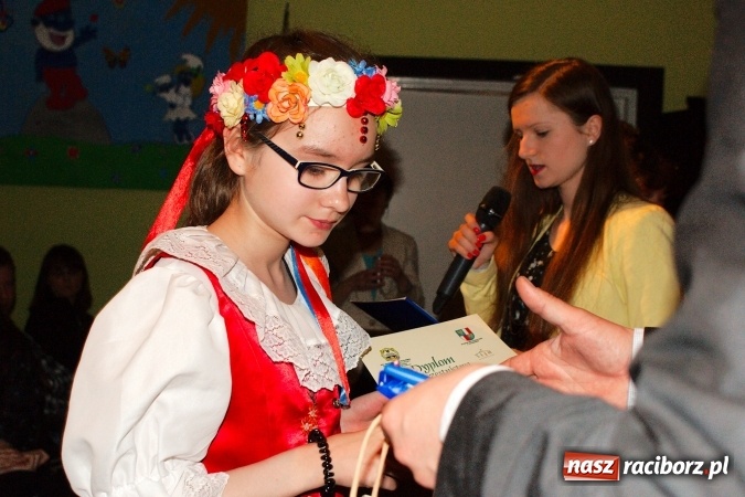 Zdjęcie w galerii na portalu naszraciborz.pl: W Młodzieżowym Domu Kultury śpiewali po niemiecku wiadomości z regionu