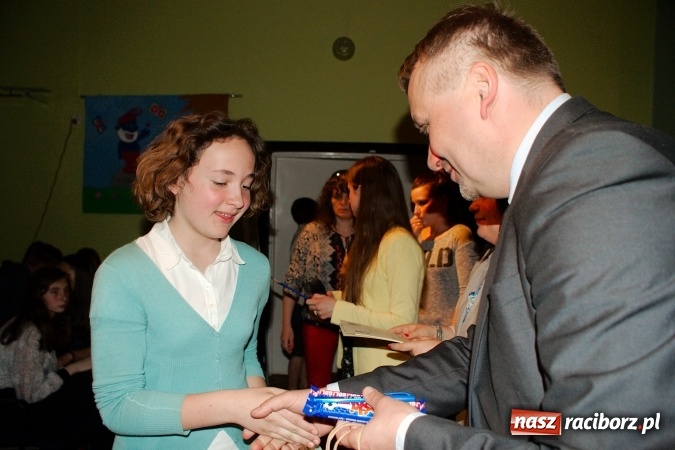 Zdjęcie w galerii na portalu naszraciborz.pl: W Młodzieżowym Domu Kultury śpiewali po niemiecku wiadomości z regionu