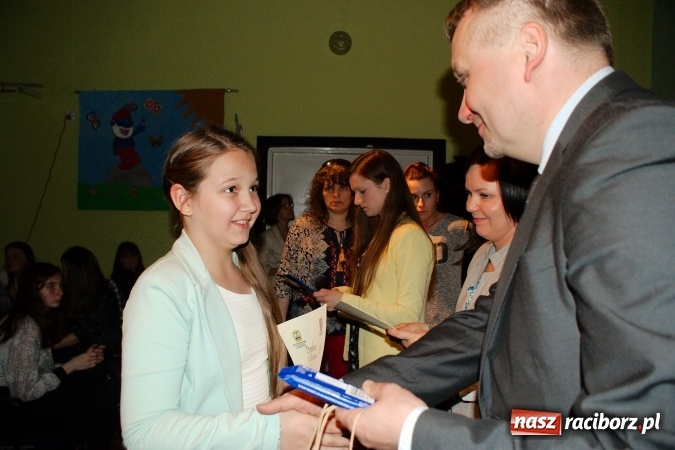 Zdjęcie w galerii na portalu naszraciborz.pl: W Młodzieżowym Domu Kultury śpiewali po niemiecku wiadomości z regionu