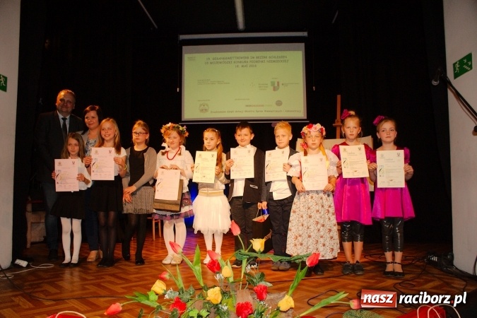 Zdjęcie w galerii na portalu naszraciborz.pl: W Młodzieżowym Domu Kultury śpiewali po niemiecku wiadomości z regionu