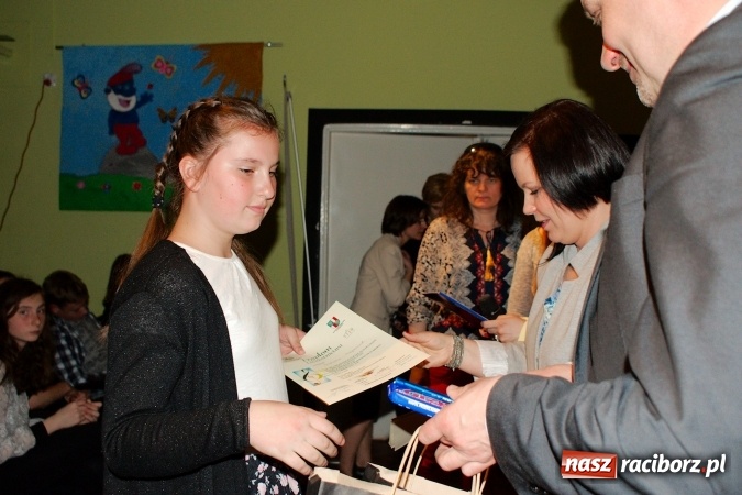 Zdjęcie w galerii na portalu naszraciborz.pl: W Młodzieżowym Domu Kultury śpiewali po niemiecku wiadomości z regionu