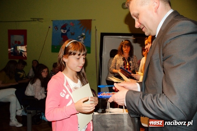 Zdjęcie w galerii na portalu naszraciborz.pl: W Młodzieżowym Domu Kultury śpiewali po niemiecku wiadomości z regionu