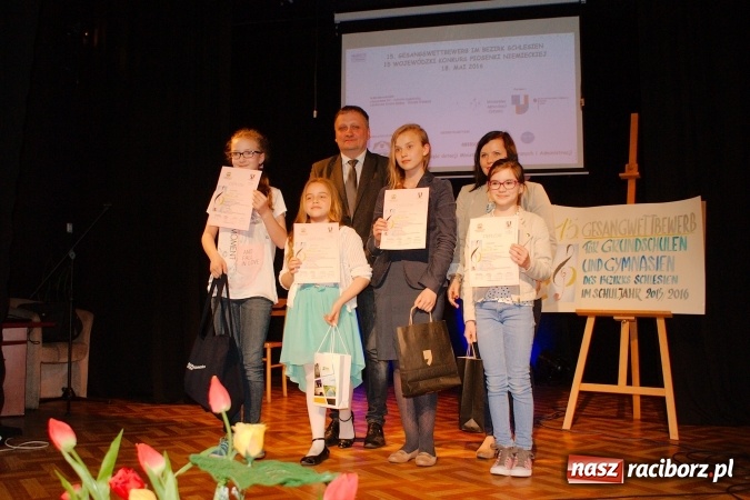 Zdjęcie w galerii na portalu naszraciborz.pl: W Młodzieżowym Domu Kultury śpiewali po niemiecku wiadomości z regionu