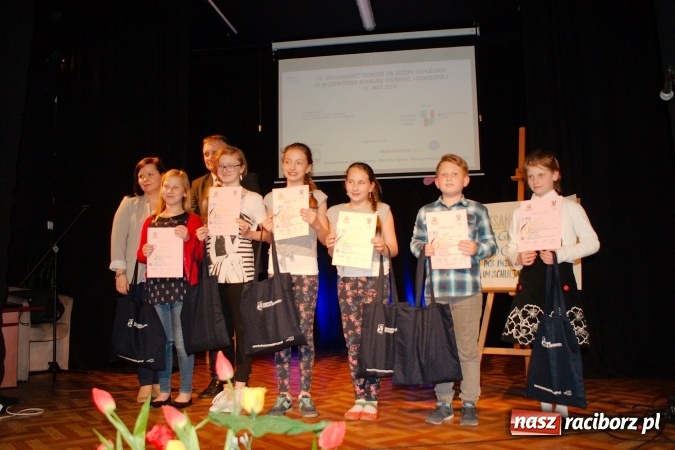 Zdjęcie w galerii na portalu naszraciborz.pl: W Młodzieżowym Domu Kultury śpiewali po niemiecku wiadomości z regionu