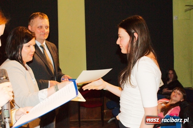 Zdjęcie w galerii na portalu naszraciborz.pl: W Młodzieżowym Domu Kultury śpiewali po niemiecku wiadomości z regionu