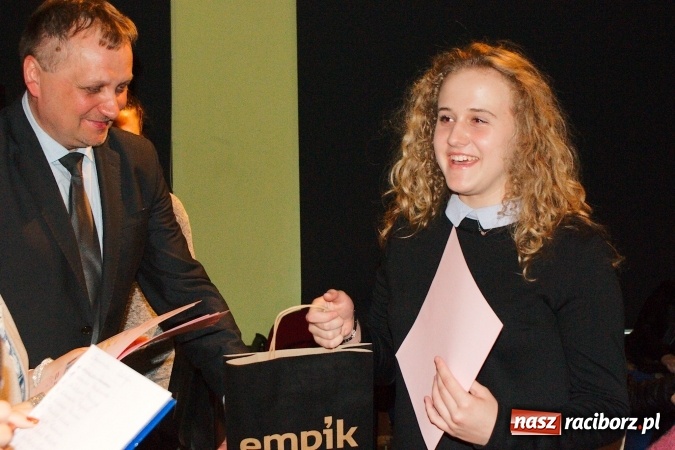 Zdjęcie w galerii na portalu naszraciborz.pl: W Młodzieżowym Domu Kultury śpiewali po niemiecku wiadomości z regionu