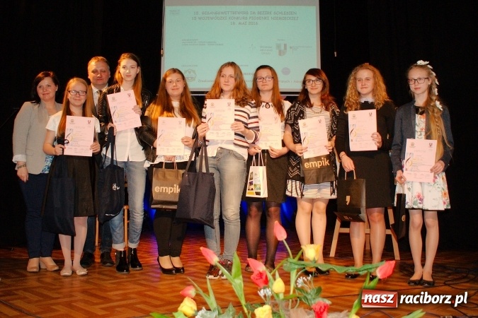 Zdjęcie w galerii na portalu naszraciborz.pl: W Młodzieżowym Domu Kultury śpiewali po niemiecku wiadomości z regionu