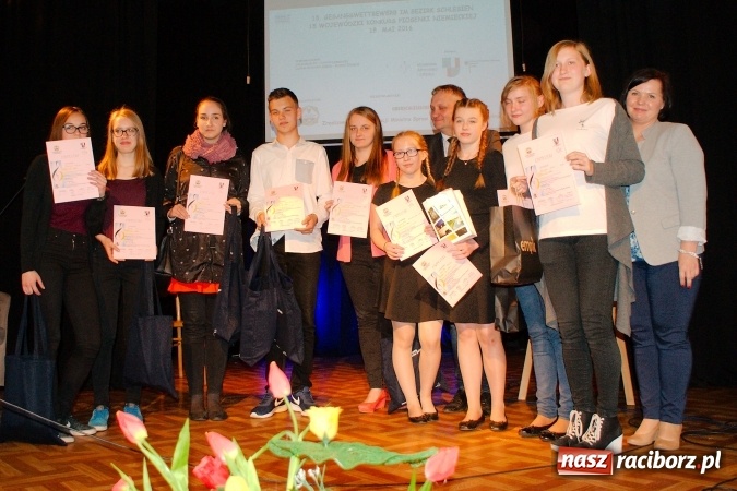 Zdjęcie w galerii na portalu naszraciborz.pl: W Młodzieżowym Domu Kultury śpiewali po niemiecku wiadomości z regionu