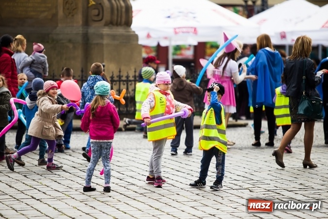Zdjęcie w galerii na portalu naszraciborz.pl: Juwenalia Raciborskie 2016 - na rynku odbył się happening artystyczny wiadomości z regionu