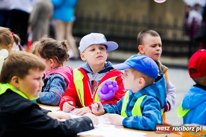 Zdjęcie w galerii na portalu naszraciborz.pl: Juwenalia Raciborskie 2016 - na rynku odbył się happening artystyczny wiadomości z regionu