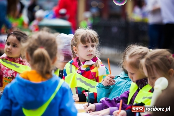 Zdjęcie w galerii na portalu naszraciborz.pl: Juwenalia Raciborskie 2016 - na rynku odbył się happening artystyczny wiadomości z regionu