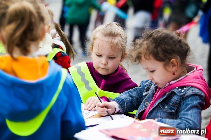 Zdjęcie w galerii na portalu naszraciborz.pl: Juwenalia Raciborskie 2016 - na rynku odbył się happening artystyczny wiadomości z regionu