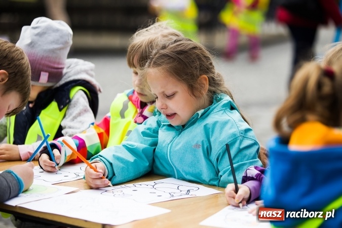 Zdjęcie w galerii na portalu naszraciborz.pl: Juwenalia Raciborskie 2016 - na rynku odbył się happening artystyczny wiadomości z regionu