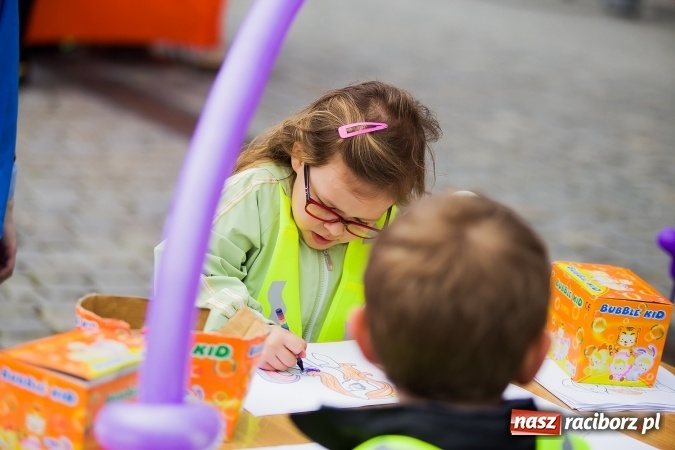 Zdjęcie w galerii na portalu naszraciborz.pl: Juwenalia Raciborskie 2016 - na rynku odbył się happening artystyczny wiadomości z regionu
