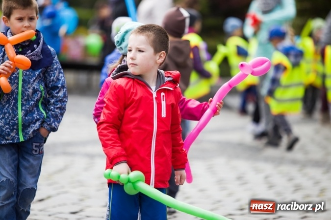 Zdjęcie w galerii na portalu naszraciborz.pl: Juwenalia Raciborskie 2016 - na rynku odbył się happening artystyczny wiadomości z regionu