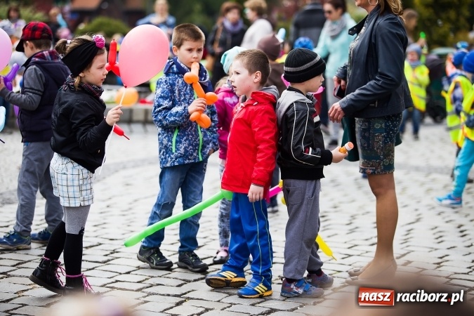 Zdjęcie w galerii na portalu naszraciborz.pl: Juwenalia Raciborskie 2016 - na rynku odbył się happening artystyczny wiadomości z regionu