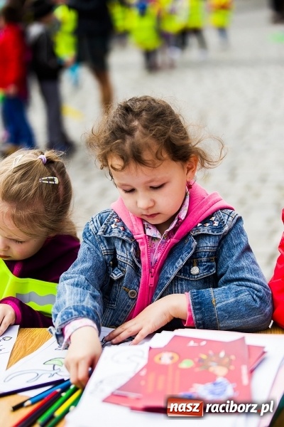 Zdjęcie w galerii na portalu naszraciborz.pl: Juwenalia Raciborskie 2016 - na rynku odbył się happening artystyczny wiadomości z regionu