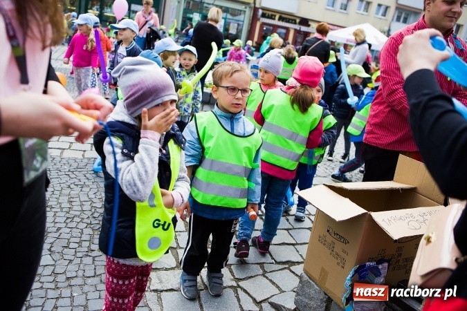 Zdjęcie w galerii na portalu naszraciborz.pl: Juwenalia Raciborskie 2016 - na rynku odbył się happening artystyczny wiadomości z regionu