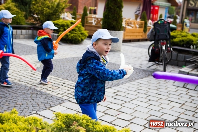 Zdjęcie w galerii na portalu naszraciborz.pl: Juwenalia Raciborskie 2016 - na rynku odbył się happening artystyczny wiadomości z regionu
