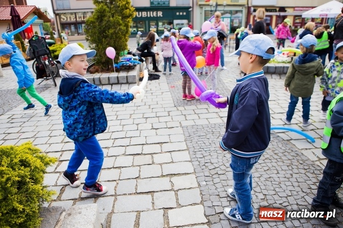 Zdjęcie w galerii na portalu naszraciborz.pl: Juwenalia Raciborskie 2016 - na rynku odbył się happening artystyczny wiadomości z regionu