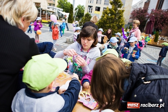 Zdjęcie w galerii na portalu naszraciborz.pl: Juwenalia Raciborskie 2016 - na rynku odbył się happening artystyczny wiadomości z regionu