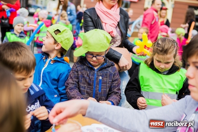 Zdjęcie w galerii na portalu naszraciborz.pl: Juwenalia Raciborskie 2016 - na rynku odbył się happening artystyczny wiadomości z regionu