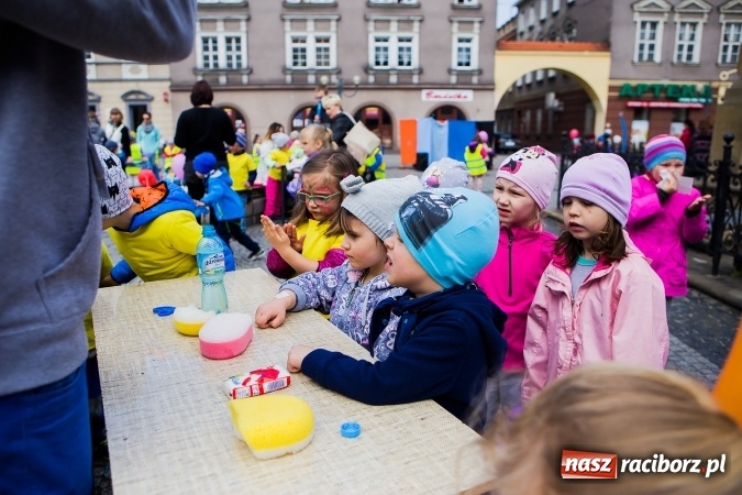 Zdjęcie w galerii na portalu naszraciborz.pl: Juwenalia Raciborskie 2016 - na rynku odbył się happening artystyczny wiadomości z regionu