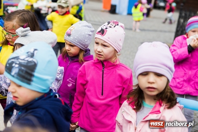 Zdjęcie w galerii na portalu naszraciborz.pl: Juwenalia Raciborskie 2016 - na rynku odbył się happening artystyczny wiadomości z regionu