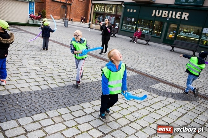 Zdjęcie w galerii na portalu naszraciborz.pl: Juwenalia Raciborskie 2016 - na rynku odbył się happening artystyczny wiadomości z regionu