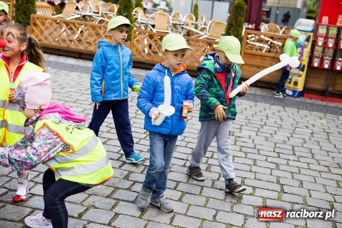 Zdjęcie w galerii na portalu naszraciborz.pl: Juwenalia Raciborskie 2016 - na rynku odbył się happening artystyczny wiadomości z regionu