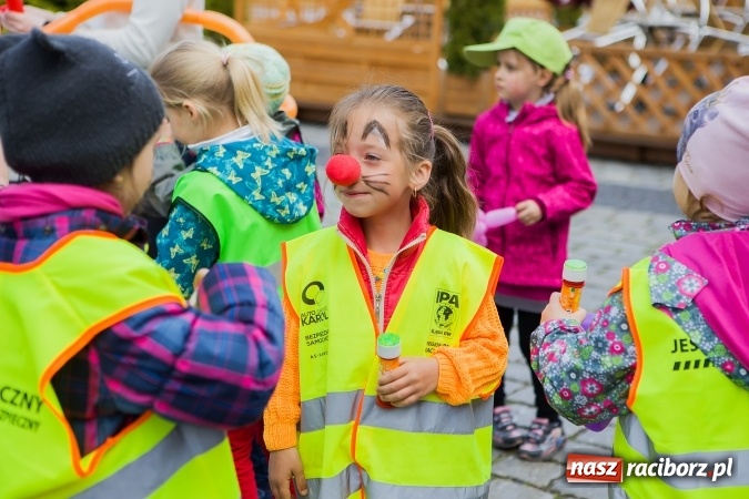 Zdjęcie w galerii na portalu naszraciborz.pl: Juwenalia Raciborskie 2016 - na rynku odbył się happening artystyczny wiadomości z regionu
