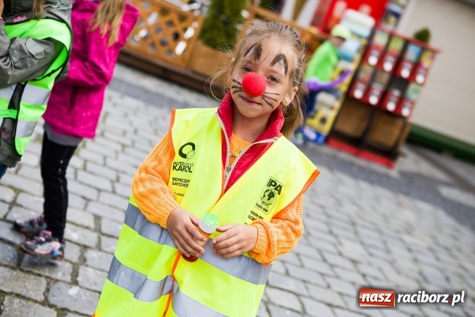 Zdjęcie w galerii na portalu naszraciborz.pl: Juwenalia Raciborskie 2016 - na rynku odbył się happening artystyczny wiadomości z regionu