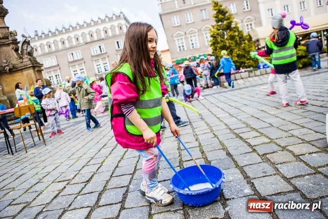Zdjęcie w galerii na portalu naszraciborz.pl: Juwenalia Raciborskie 2016 - na rynku odbył się happening artystyczny wiadomości z regionu