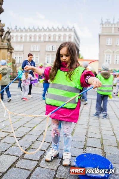Zdjęcie w galerii na portalu naszraciborz.pl: Juwenalia Raciborskie 2016 - na rynku odbył się happening artystyczny wiadomości z regionu