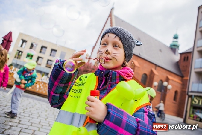 Zdjęcie w galerii na portalu naszraciborz.pl: Juwenalia Raciborskie 2016 - na rynku odbył się happening artystyczny wiadomości z regionu