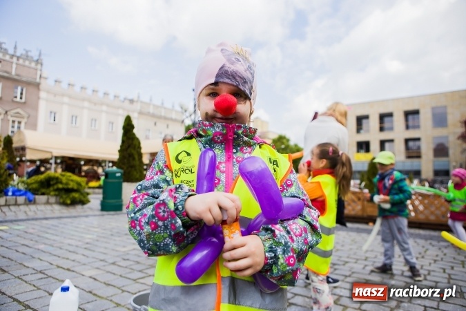 Zdjęcie w galerii na portalu naszraciborz.pl: Juwenalia Raciborskie 2016 - na rynku odbył się happening artystyczny wiadomości z regionu