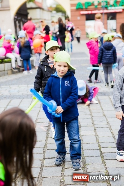 Zdjęcie w galerii na portalu naszraciborz.pl: Juwenalia Raciborskie 2016 - na rynku odbył się happening artystyczny wiadomości z regionu