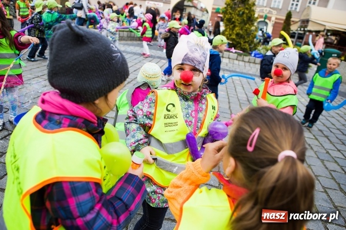 Zdjęcie w galerii na portalu naszraciborz.pl: Juwenalia Raciborskie 2016 - na rynku odbył się happening artystyczny wiadomości z regionu