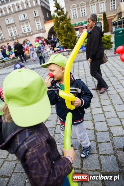 Zdjęcie w galerii na portalu naszraciborz.pl: Juwenalia Raciborskie 2016 - na rynku odbył się happening artystyczny wiadomości z regionu