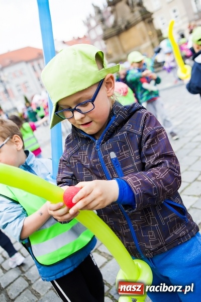 Zdjęcie w galerii na portalu naszraciborz.pl: Juwenalia Raciborskie 2016 - na rynku odbył się happening artystyczny wiadomości z regionu