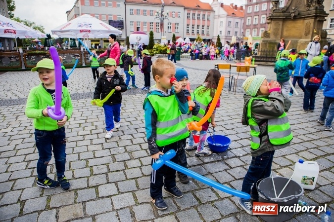 Zdjęcie w galerii na portalu naszraciborz.pl: Juwenalia Raciborskie 2016 - na rynku odbył się happening artystyczny wiadomości z regionu