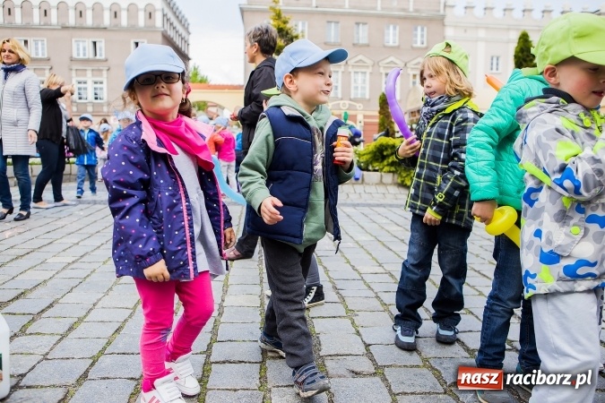 Zdjęcie w galerii na portalu naszraciborz.pl: Juwenalia Raciborskie 2016 - na rynku odbył się happening artystyczny wiadomości z regionu