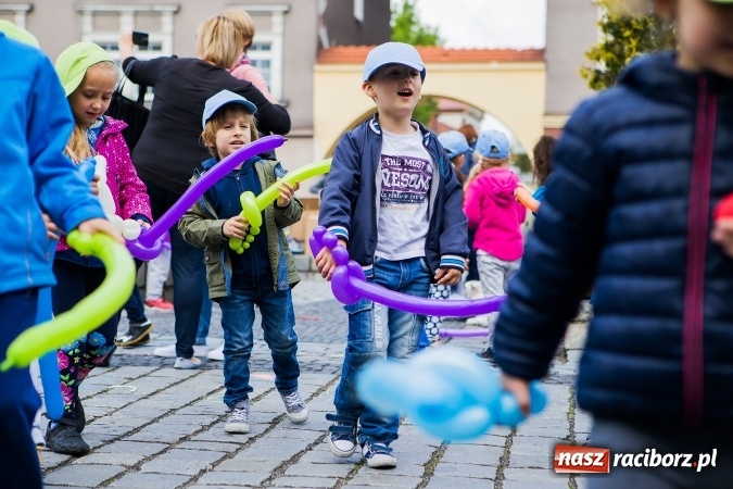 Zdjęcie w galerii na portalu naszraciborz.pl: Juwenalia Raciborskie 2016 - na rynku odbył się happening artystyczny wiadomości z regionu