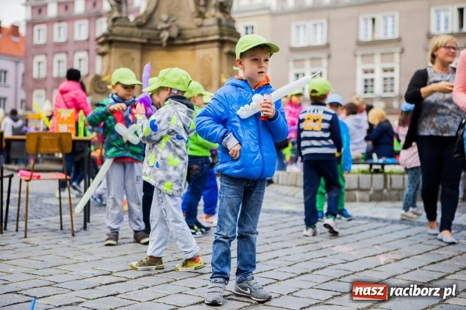 Zdjęcie w galerii na portalu naszraciborz.pl: Juwenalia Raciborskie 2016 - na rynku odbył się happening artystyczny wiadomości z regionu