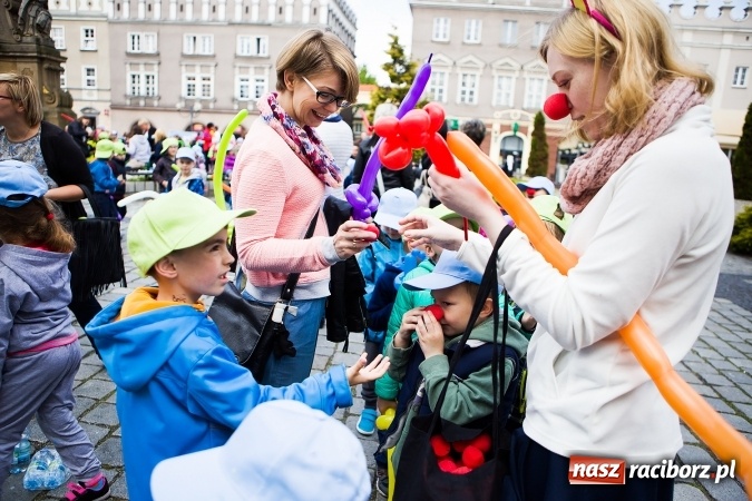Zdjęcie w galerii na portalu naszraciborz.pl: Juwenalia Raciborskie 2016 - na rynku odbył się happening artystyczny wiadomości z regionu