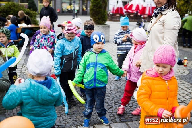 Zdjęcie w galerii na portalu naszraciborz.pl: Juwenalia Raciborskie 2016 - na rynku odbył się happening artystyczny wiadomości z regionu