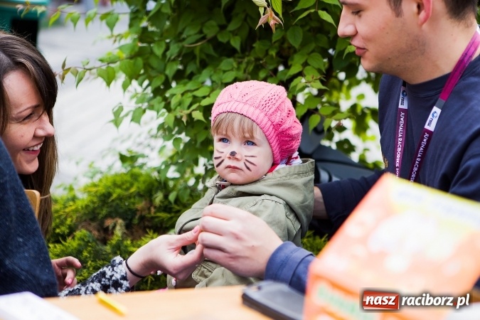 Zdjęcie w galerii na portalu naszraciborz.pl: Juwenalia Raciborskie 2016 - na rynku odbył się happening artystyczny wiadomości z regionu