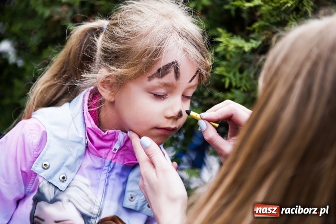 Zdjęcie w galerii na portalu naszraciborz.pl: Juwenalia Raciborskie 2016 - na rynku odbył się happening artystyczny wiadomości z regionu