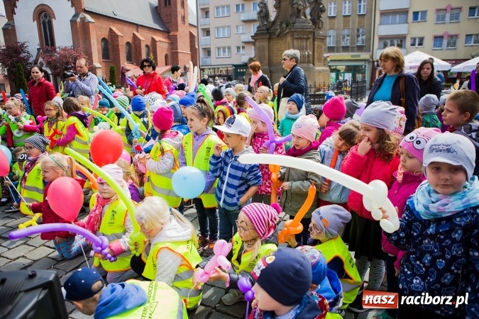 Zdjęcie w galerii na portalu naszraciborz.pl: Juwenalia Raciborskie 2016 - na rynku odbył się happening artystyczny wiadomości z regionu